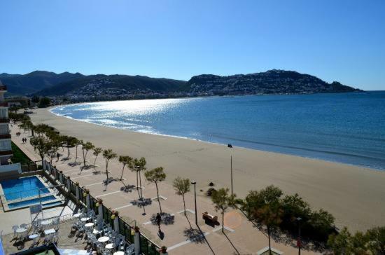Holidays Penthouse Vues Panoramiques Sur Le Port Naval,Un Sejour Elegant Assure " Wifi Parquing Gratuit Roses Esterno foto
